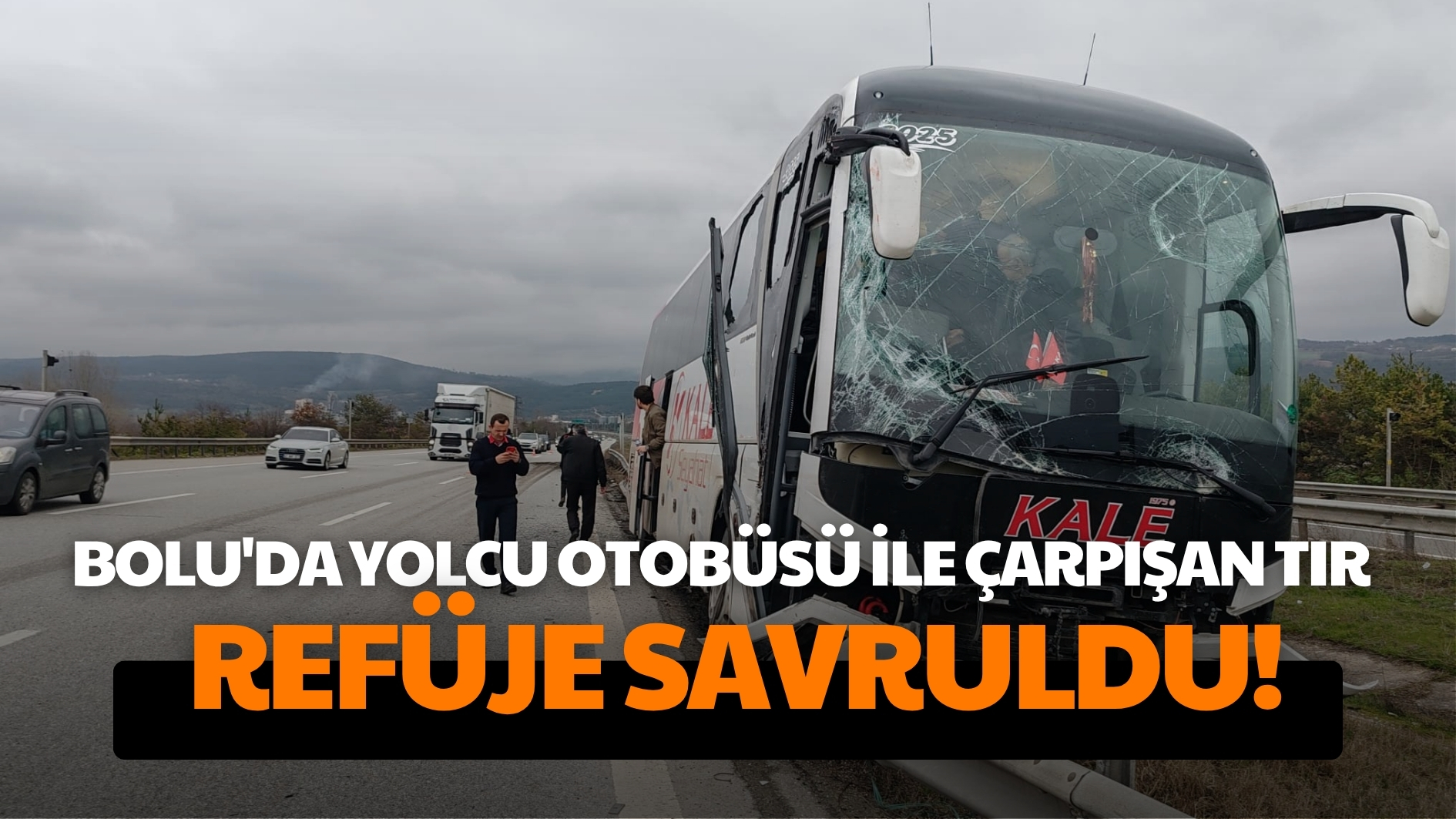 Bolu’da yolcu otobüsü ile çarpışan tır refüje savruldu