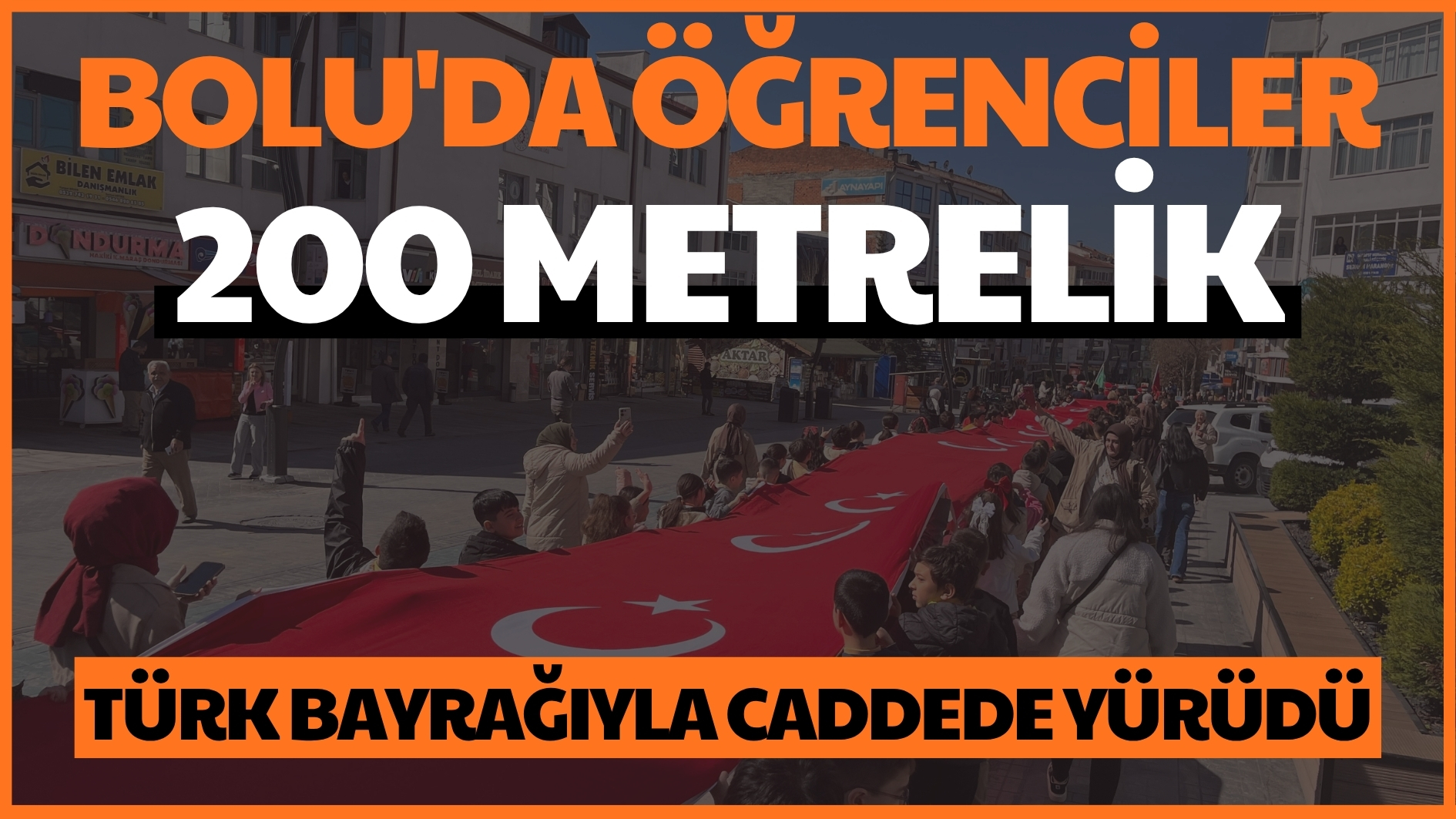 Bolu’da öğrenciler 200 metrelik Türk bayrağıyla caddede yürüdü